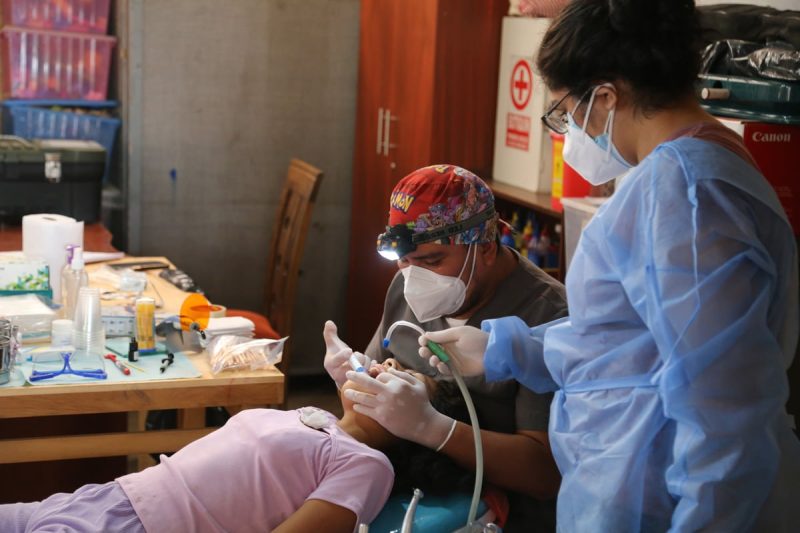 dental-students-volunteer-abroad-medlife