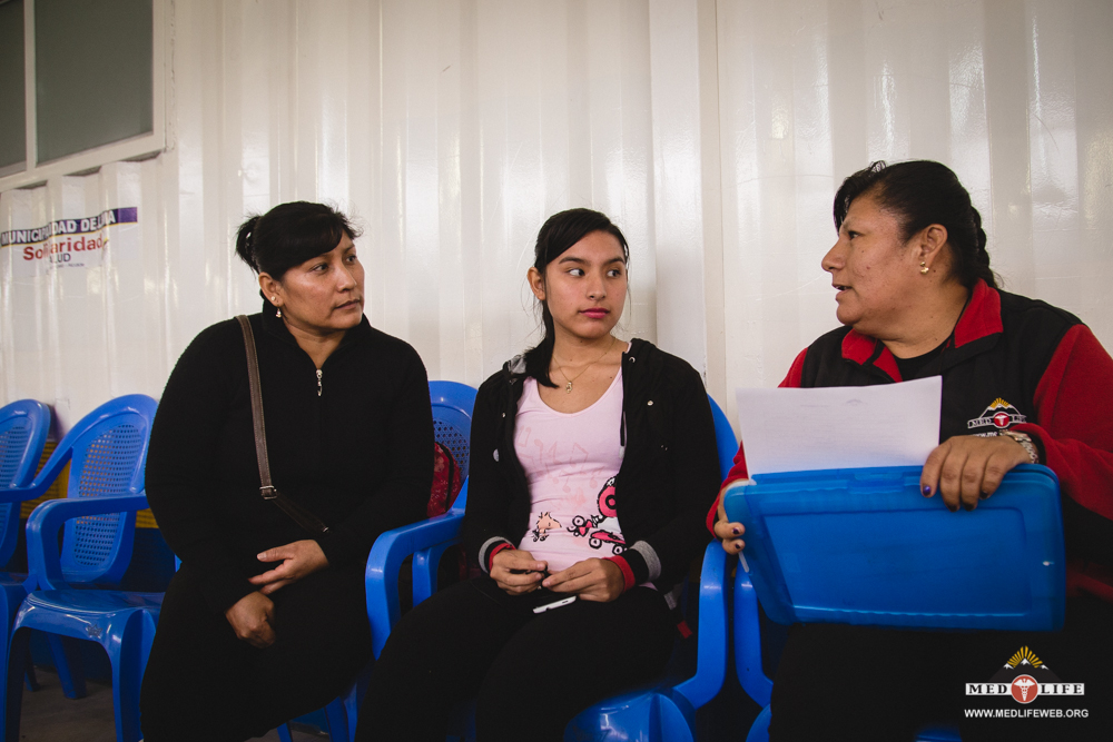 RocÃ­a, Karol, and Janet attend a specialist appointment at the doctor's office in Villa MarÃ­a del Triunfo.