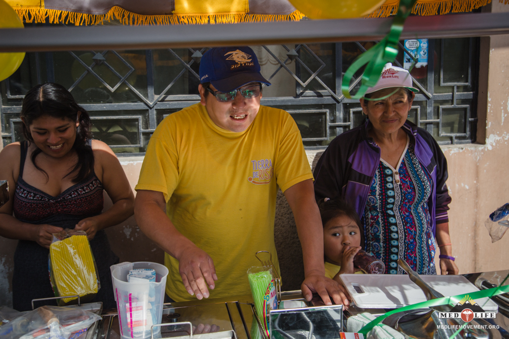 Juan's family inaugurating their new carrito sanguchero